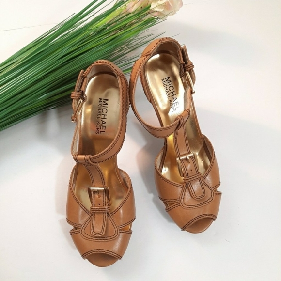 *NEW* Michael Kors heels 👠 - Picture 2 of 5